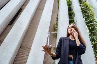 Nachhaltigkeitsmanagement Studium Frau mit Nachhaltigkeitsmanagement Studium arbeitet als Nachhaltigkeitsmanagerin