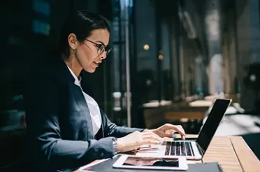 Businessfrau sitzt vor Laptop