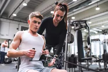 Fitnesstrainer*in im Fitness-Studio