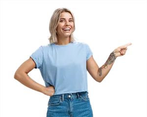 Eine junge Frau in hellblauem T-Shirt lächelt und zeigt mit der Hand zur Seite, als wolle sie auf den nächsten Schritt hinweisen.