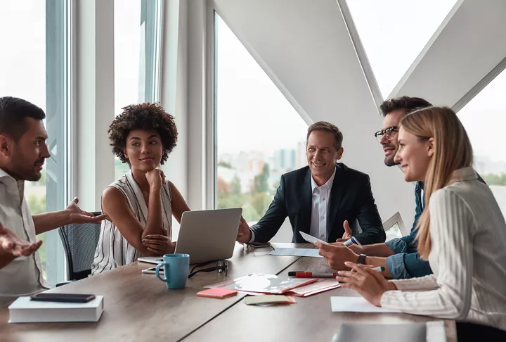 Zukunftsaussichten Business-Meeting mit mehreren Personen