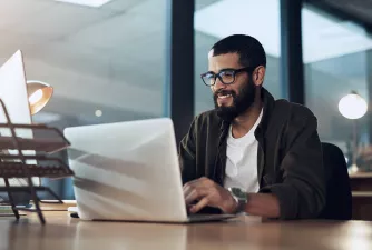 Dauer eines Studium Ein Mann sitzt vor einem Laptop