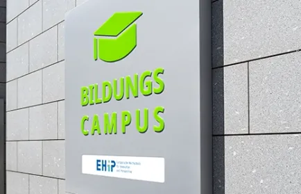 Außenschild am Gebäude mit dem Schriftzug Bildungs Campus und dem Logo der EHiP.