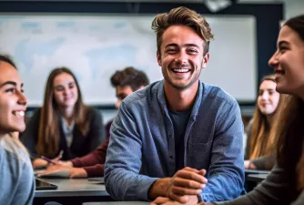 Darum an der EHiP studieren Student in Gruppe von Studierenden lächelt in die Kamera