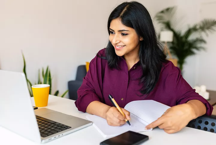Studieninhalte Junge Frau sitzt lernend vor ihrem Laptop