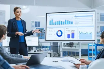Business Frau hält eine Präsentation vor mehreren Leuten