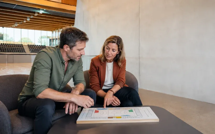 Hallenplan auf einem Tisch besprechen