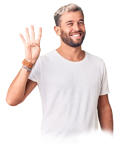 Ein lächelnder Mann in weißem T-Shirt hält vier Finger einer Hand hoch.