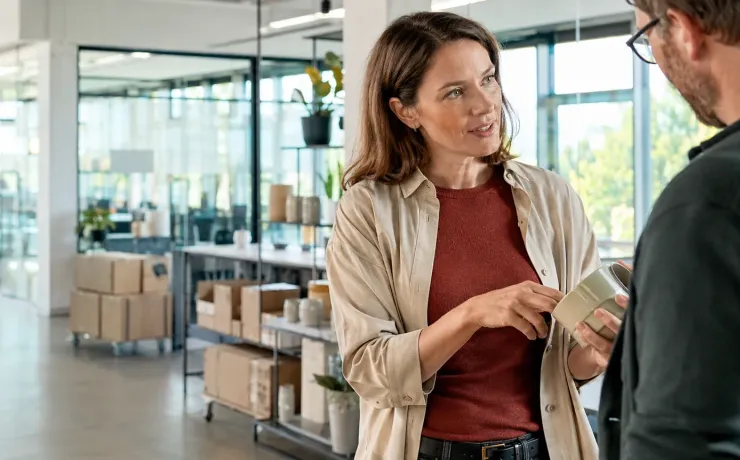 Beraterin im Gespräch mit einem Geschäftspartner in einem international tätigen Unternehmen