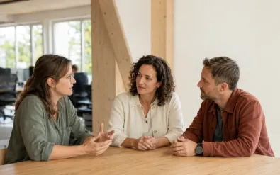 Gespräch an einem Tisch im Büro