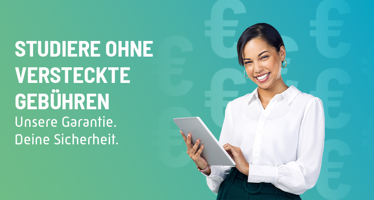 Studiere ohne versteckte Gebühren. Unsere Garantie. Deine Sicherheit. Frau mit Tablet in der Hand