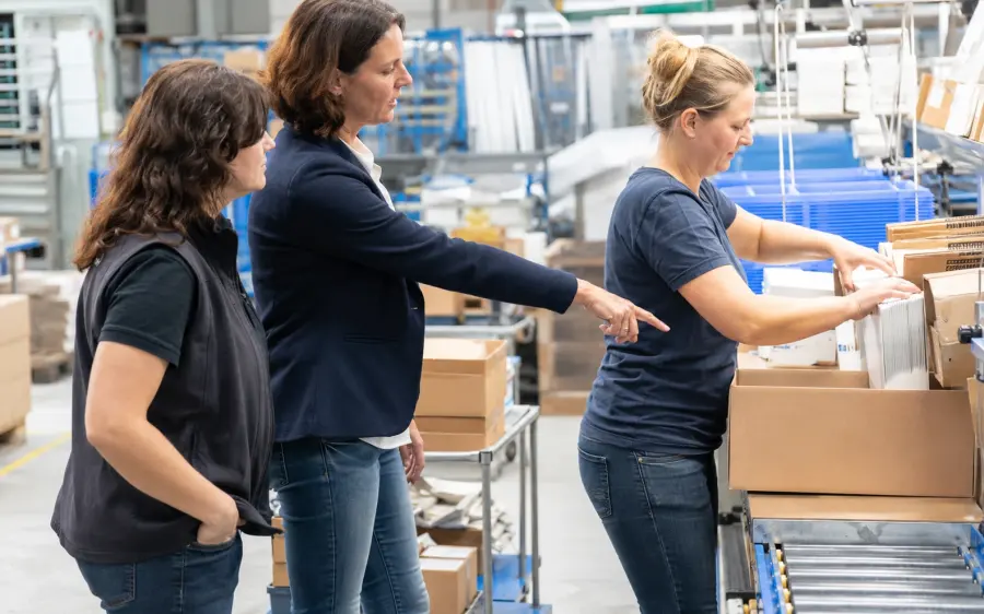 BGM-Fachkraft analysiert Arbeitsbedingungen an einer Packstation im Betrieb