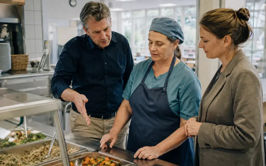 Beratung zur nachhaltigen Speiseplanung an der Ausgabe einer Gemeinschaftsgastronomie